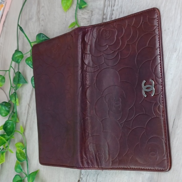 Chanel Camellia Embossed Lambskin Wallet - Picture 4 of 17